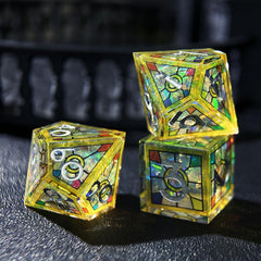 HAOMEJA sharp-edged dice with gold numbers provide precise readability during play.
