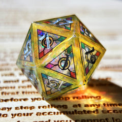 HAOMEJA resin dice light-refraction image showcases kaleidoscopic colors in sunlight.