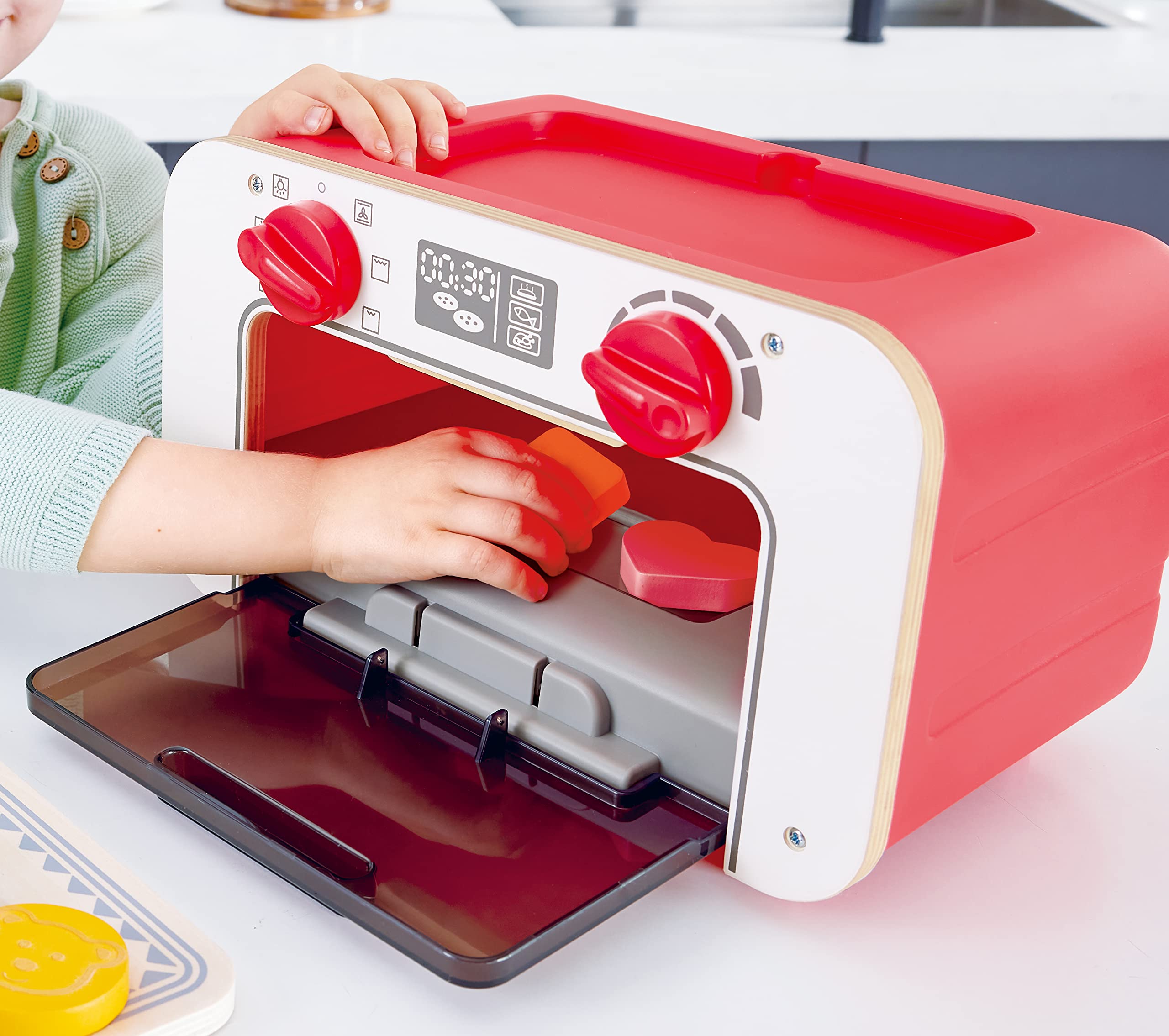 Hape cookies color-change action promotes visual learning during pretend baking.