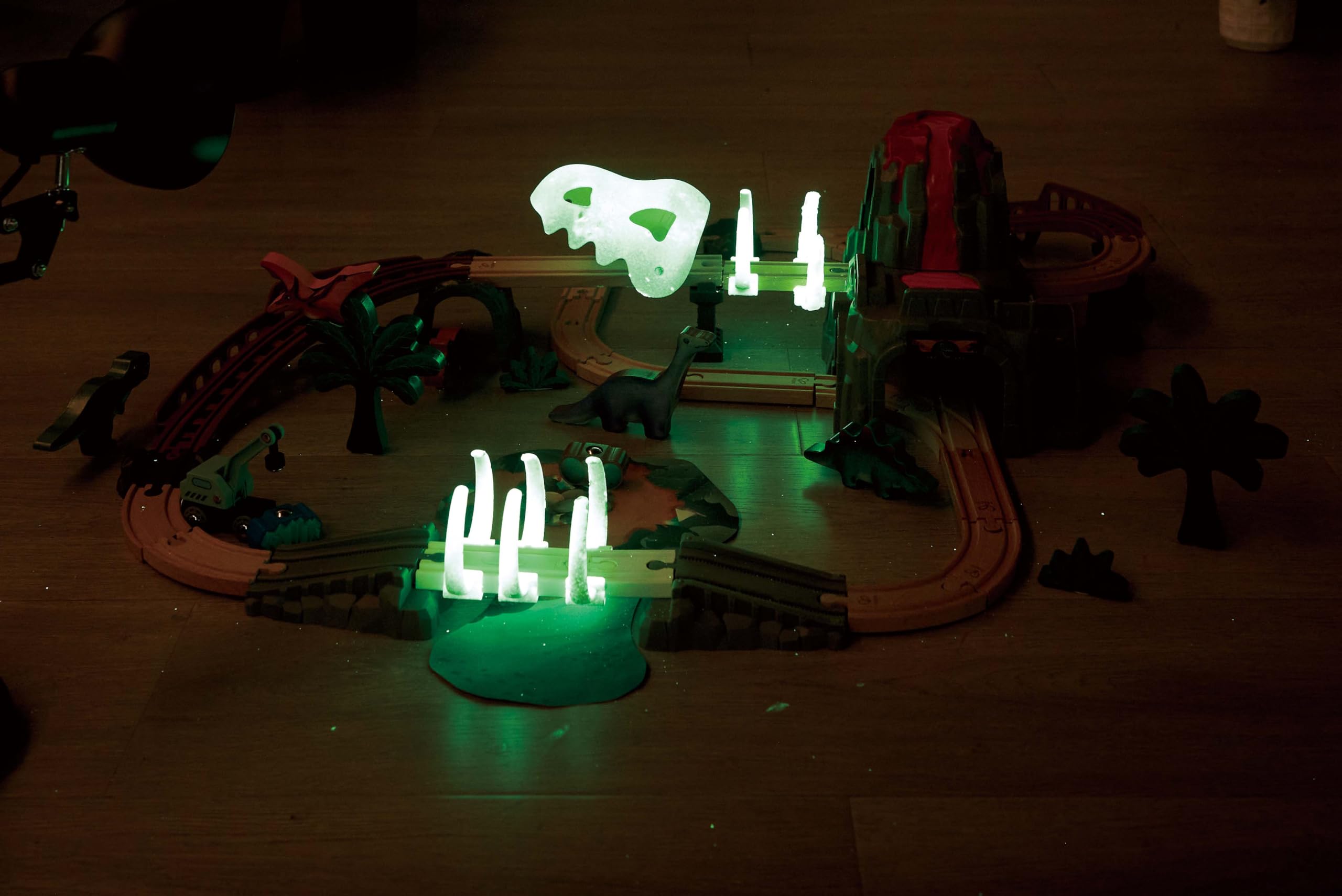 Hape Dinosaur Railway rib cage emits sounds when trains pass through