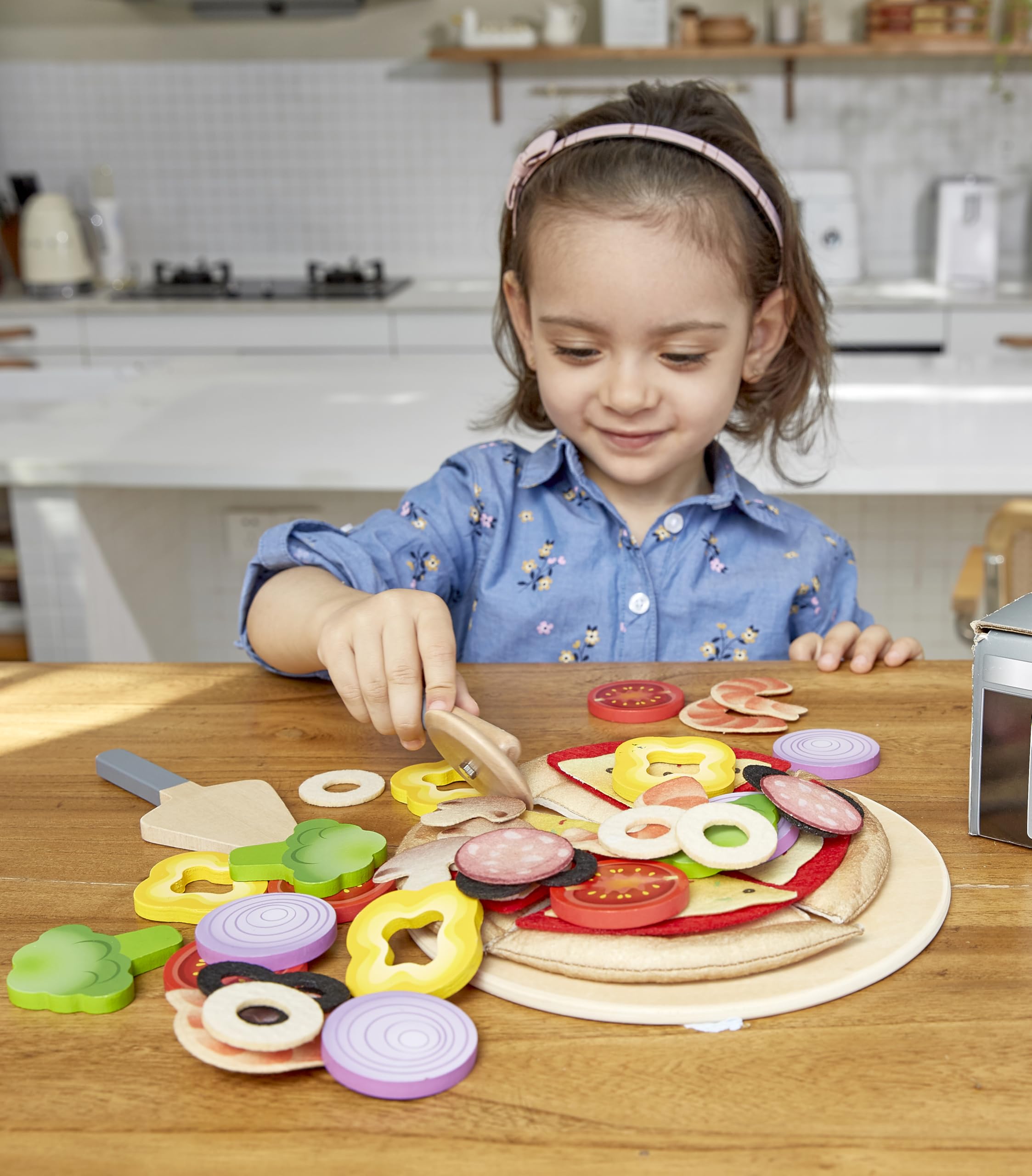 Hape Pizza Cutter ensures safe, smooth slicing during playtime.