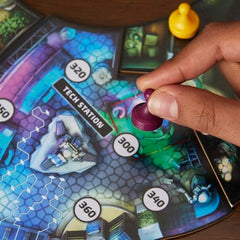 Hasbro Gaming Clue Escape World’s Fair packaging keeps components organized.