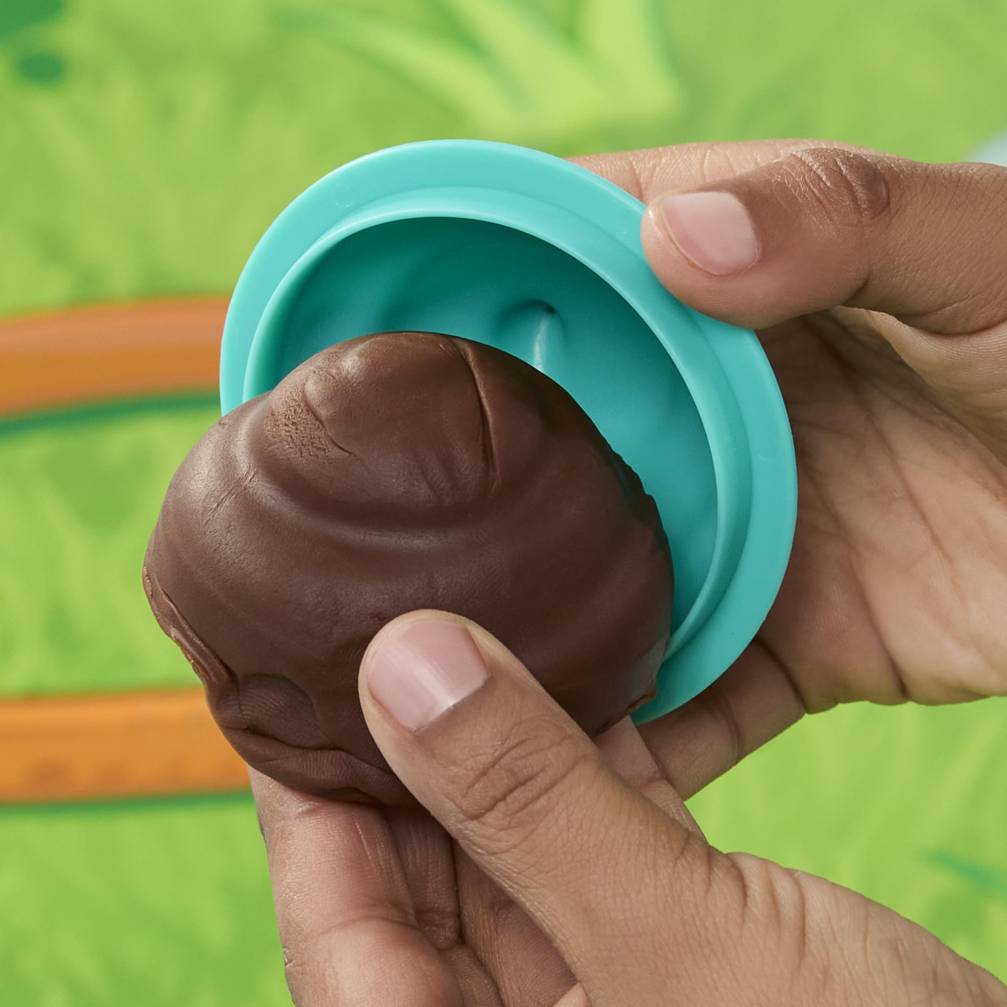 Hasbro Gaming Don't Step in It! Four cans of squishy compound included