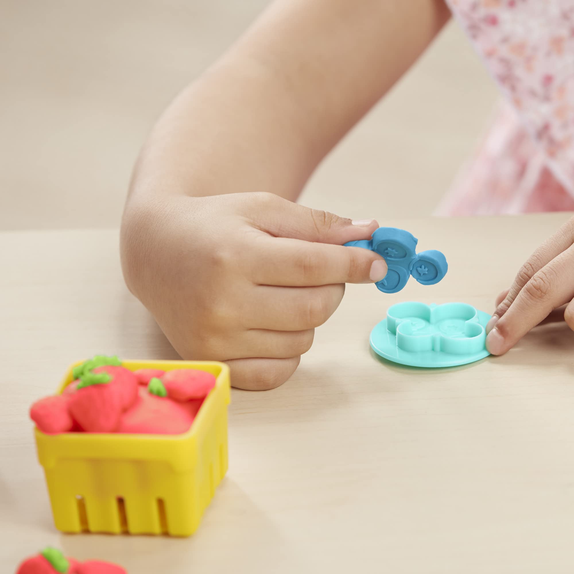 Hasbro Play-Doh juice squeezer for pretend beverages and texture play.