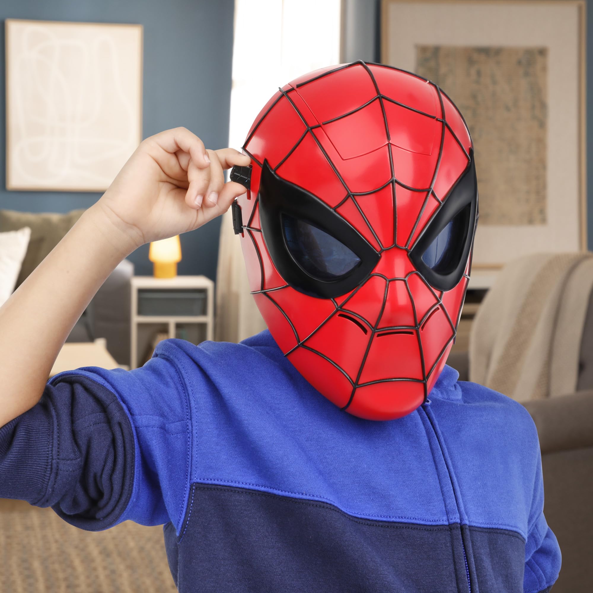 Hasbro Spider-Man Glow FX Mask blue lights create vivid, glow effects.