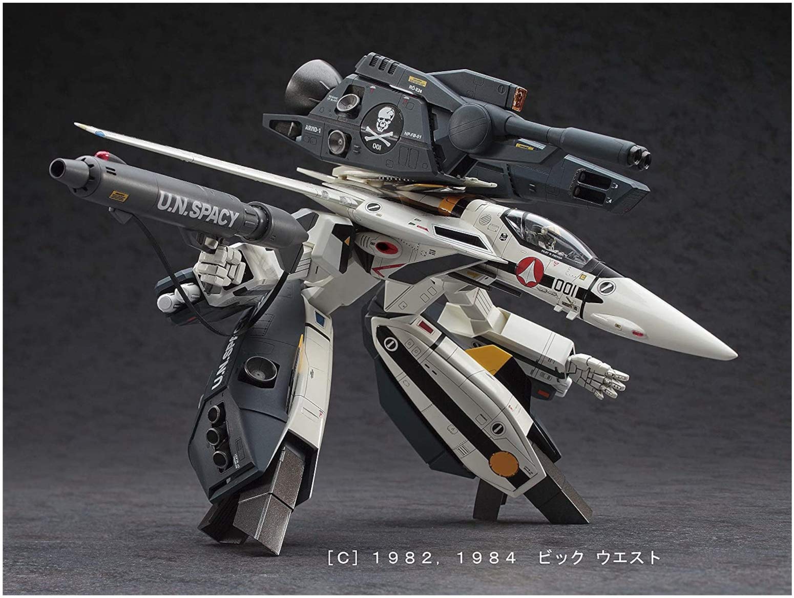 Hasegawa VF-1S Strike Valkyrie side pose shows scale details