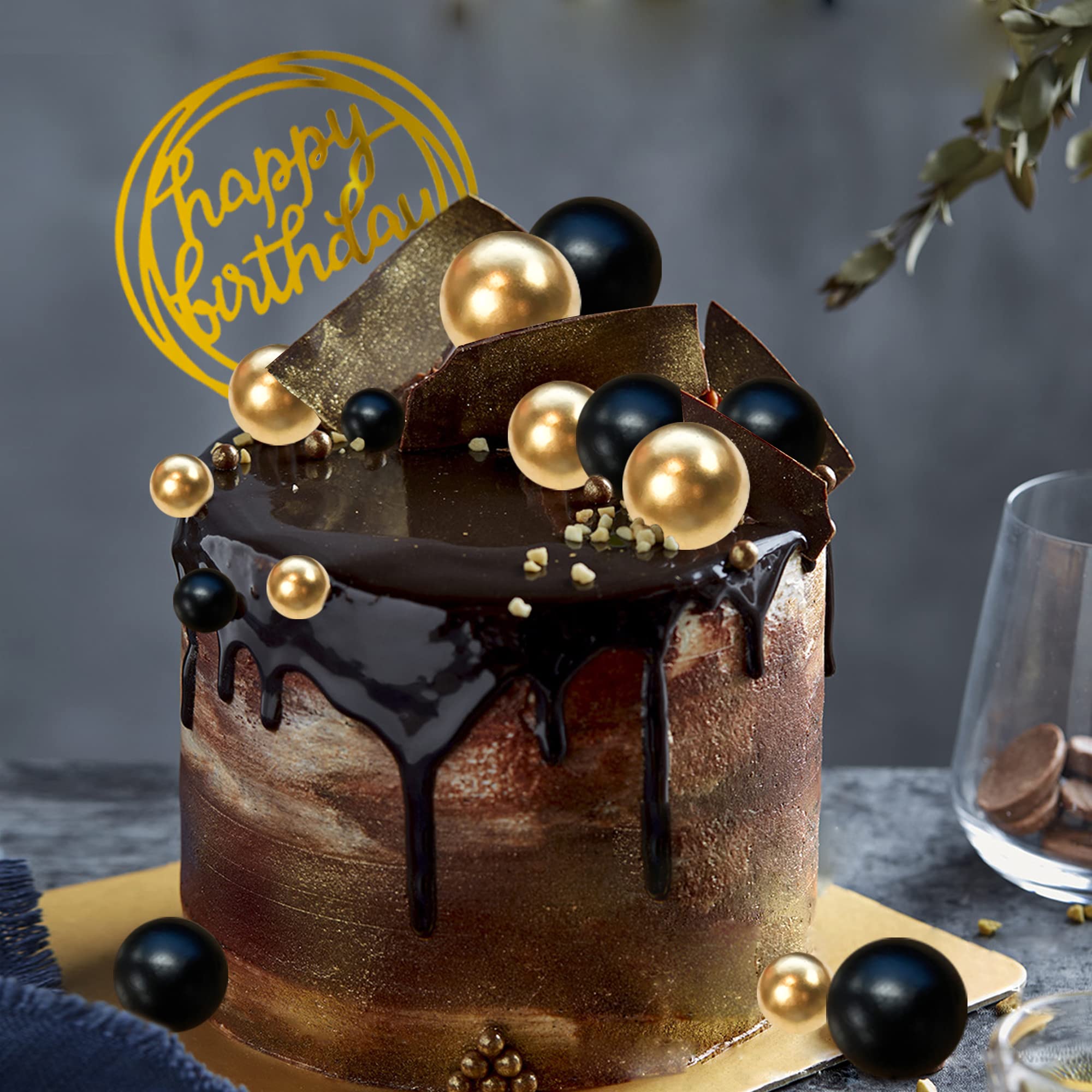 HAVAGDTM 4cm toppers create dramatic focal points on layered cakes.
