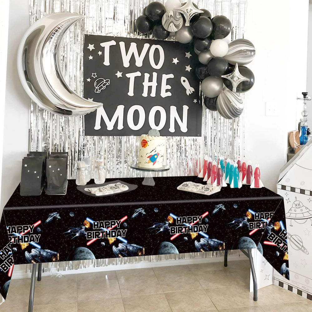 Heboland tablecloth resists tears, ideal for lively kids' games and spills.