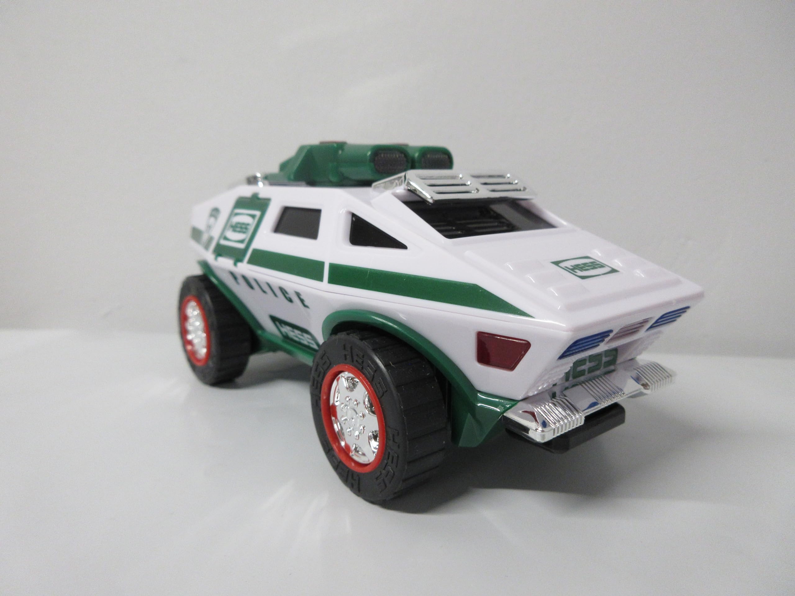 Hess Cruiser 2023 19 steady lights and rooftop turret with spotlights for dramatic effect
