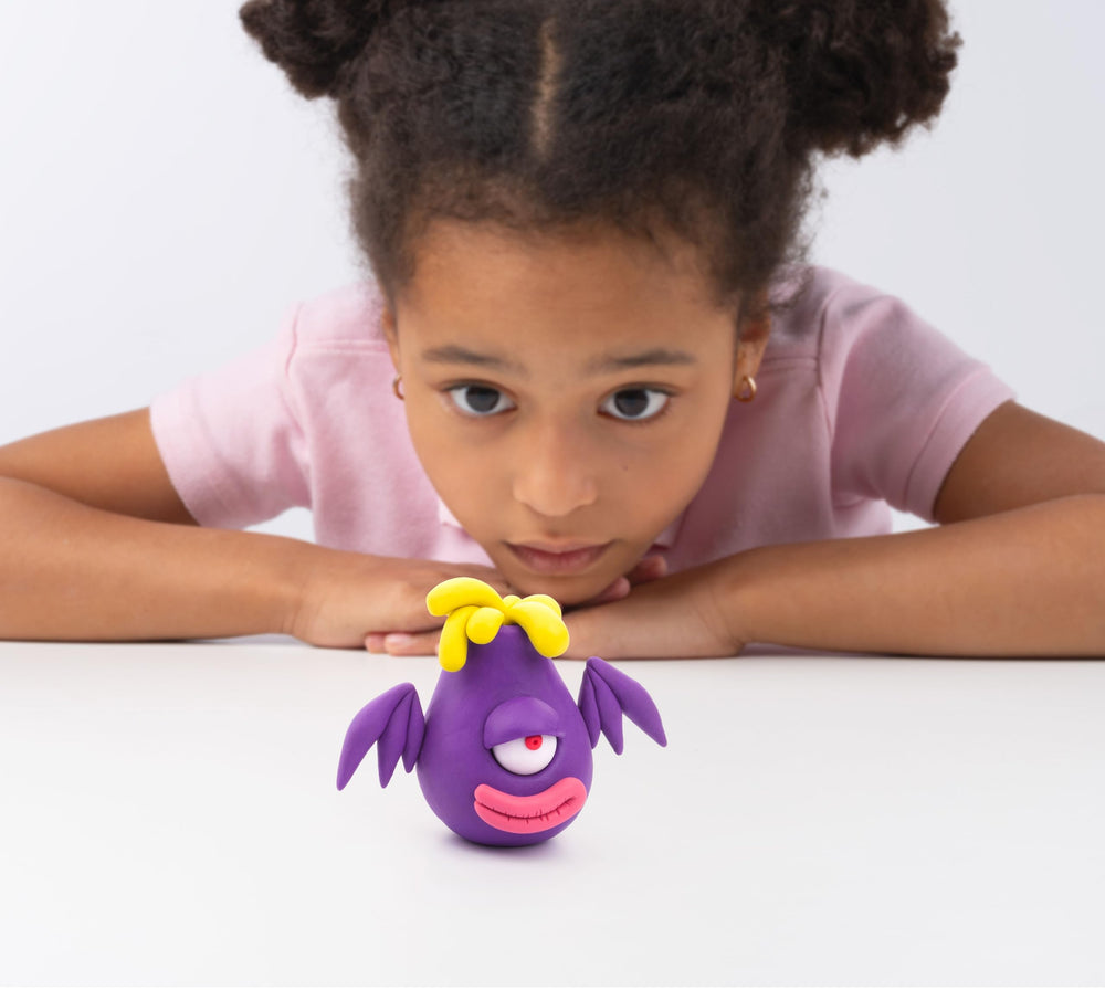 HEY CLAY Set designed for children ages 3 and up to start crafting safely.