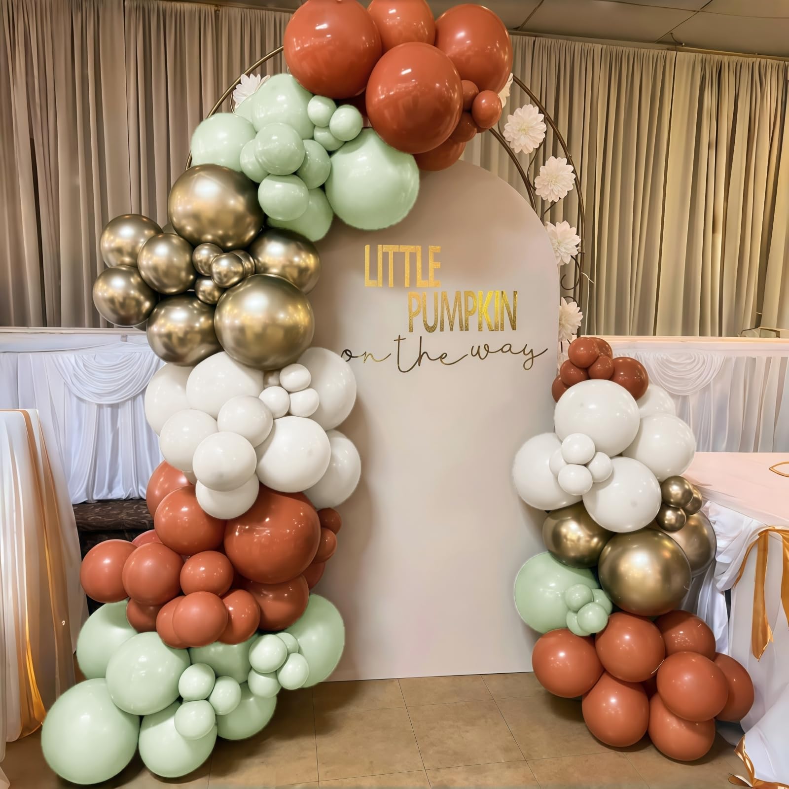 HILAVO white balloons provide clean backdrop for centerpieces