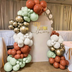 HILAVO white balloons provide clean backdrop for centerpieces