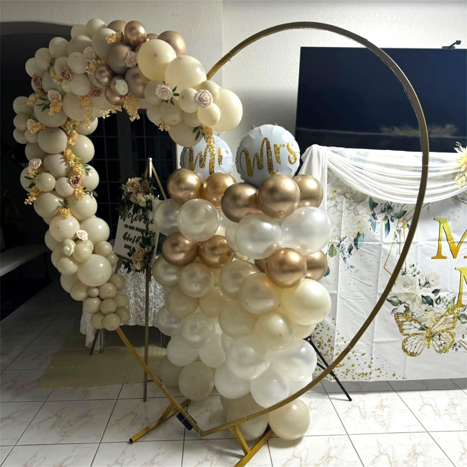 Hilavo metallic-champagne-gold balloon adds luxe metallic shine.
