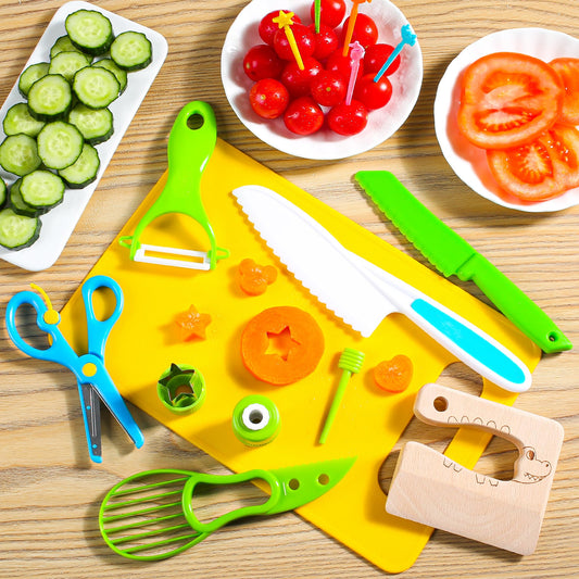 Hirger kids safe knives with serrated edges for safe chopping.