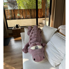 Hofun4U alligator plush 46-inch detailed stitching highlights durable craftsmanship.