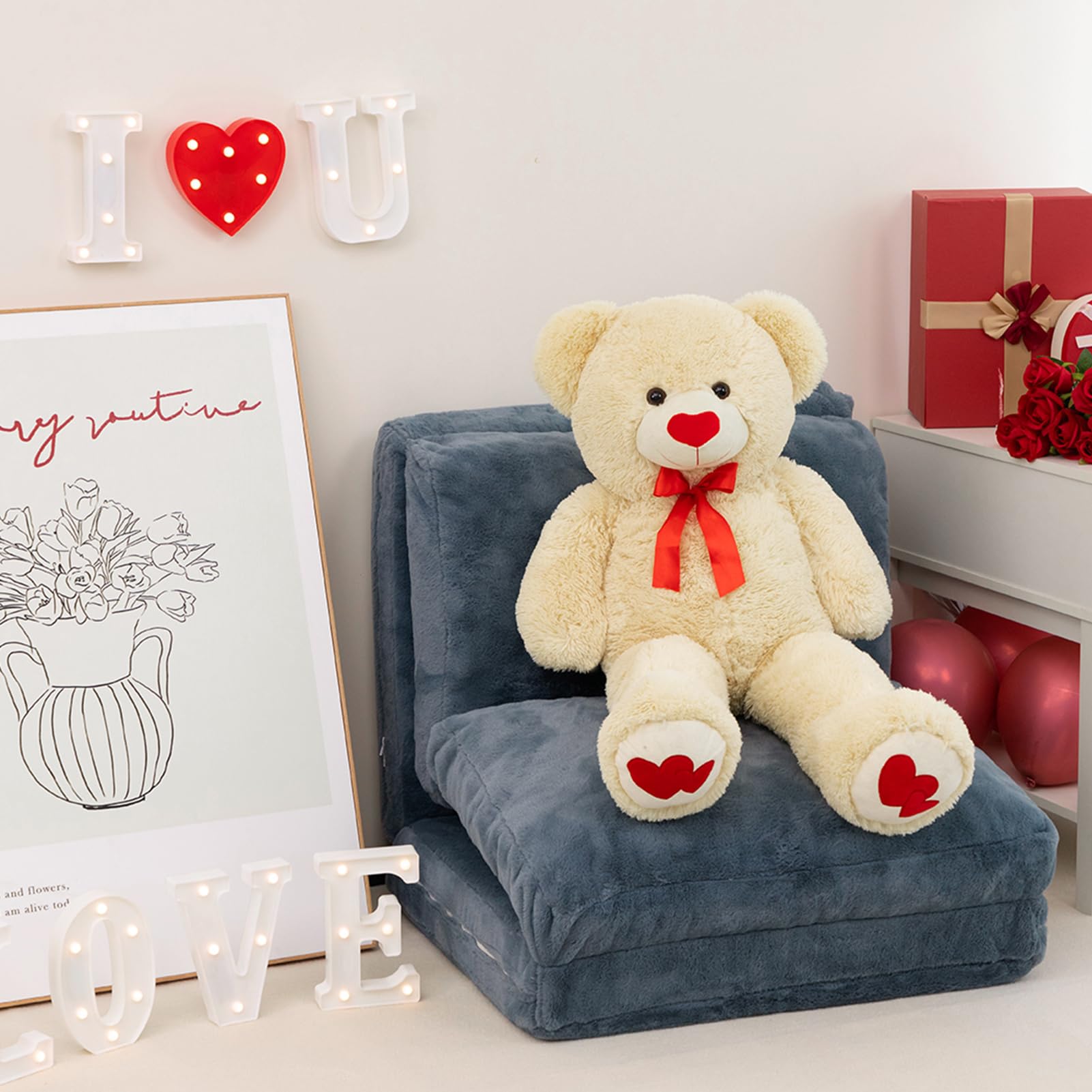 HollyHOME teddy bear with red heart pads close-up for gifting