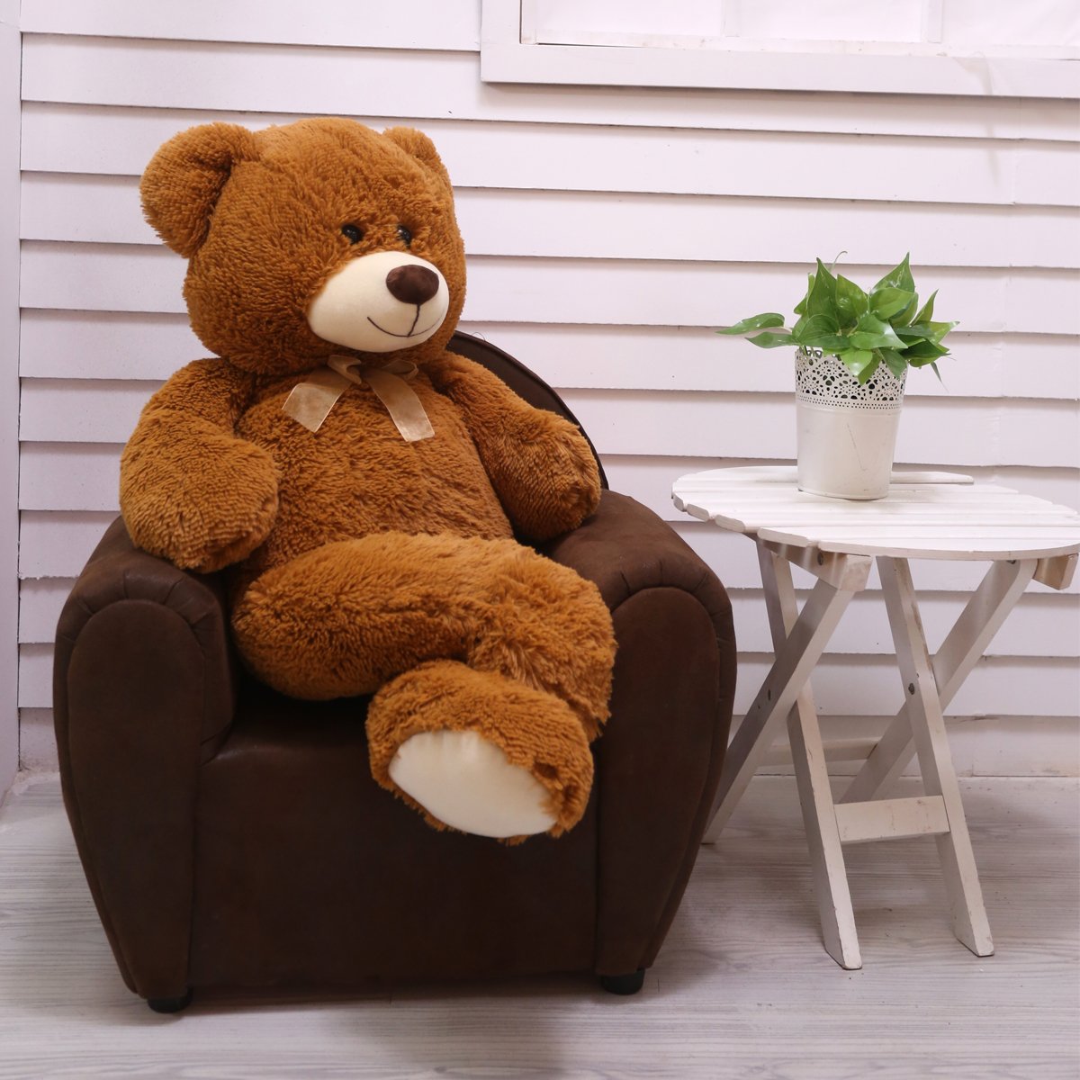 HollyHOME 36-inch size offers a standout cuddle buddy during stories and play.
