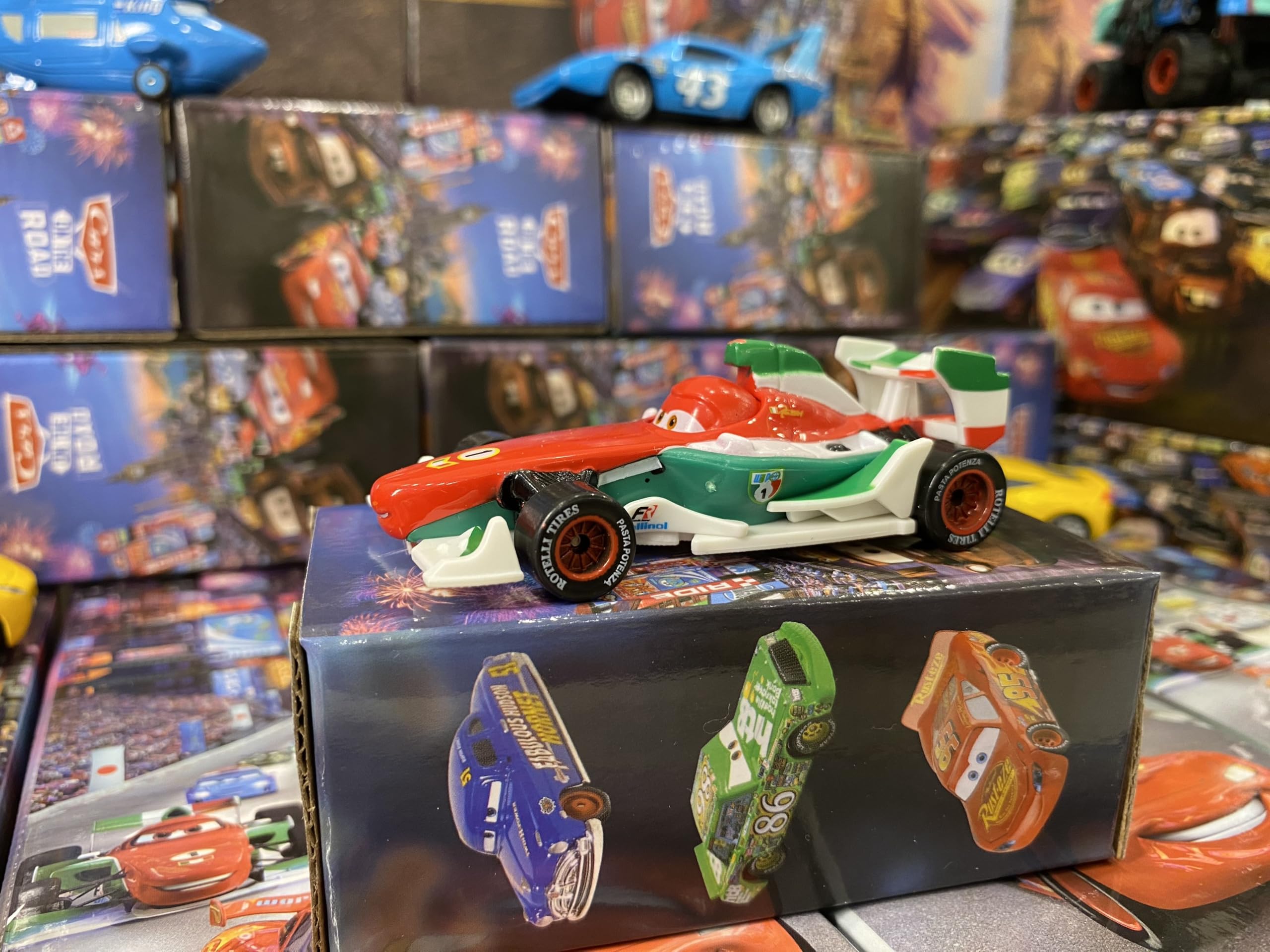 HOMETEAM SP Francesco interactive parts encourage hands-on exploration.