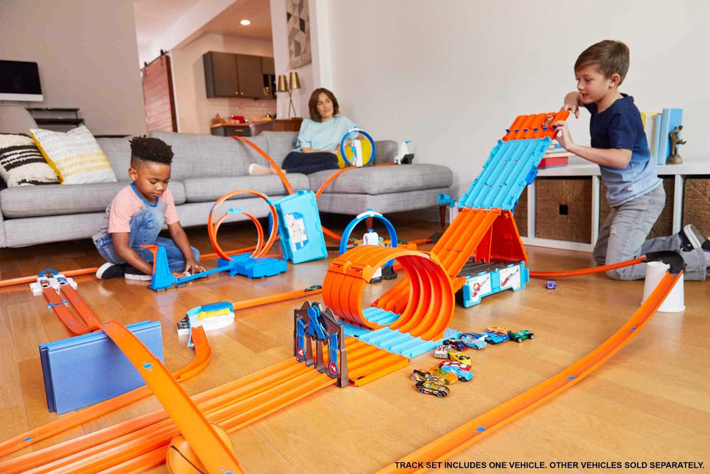 Hot Wheels 3-build transforms show versatile racing challenges.