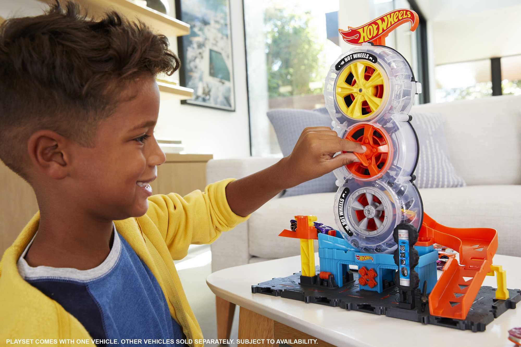 Hot Wheels City Super Twist Tire Shop center key for moving cars through tires