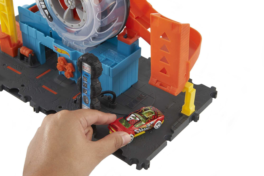 Hot Wheels City Super Twist Tire Shop tire display spinning during play