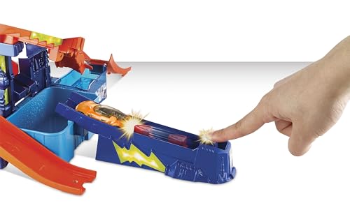 Hot Wheels Color Shifters Color Splash Science Lab provides three zones for dramatic color changes.