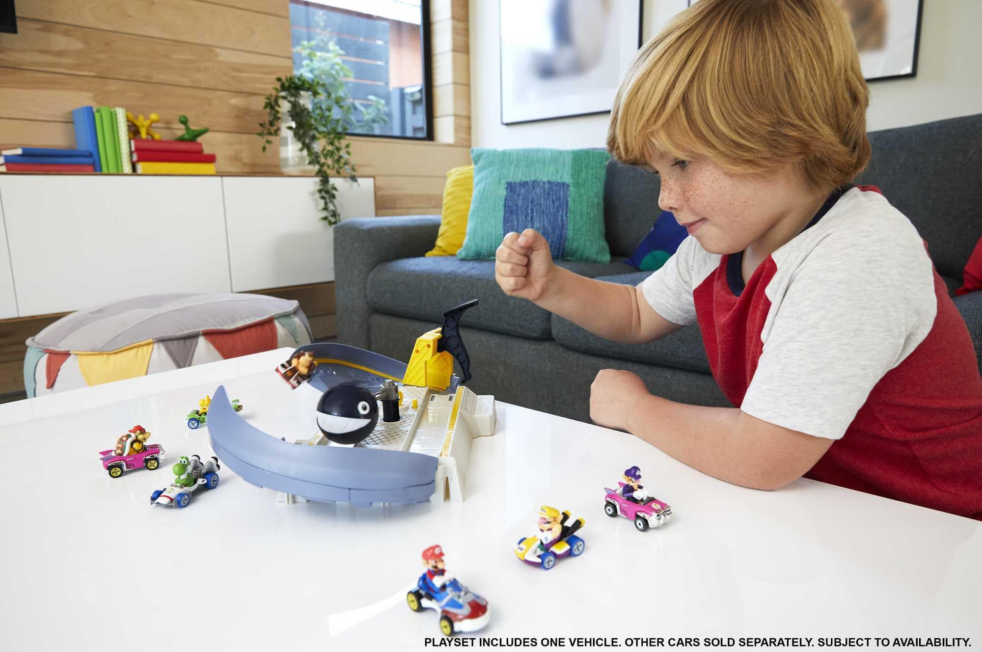 Hot Wheels Mario Kart Thwomp Ruins; sturdy ramp for competitive track challenges.