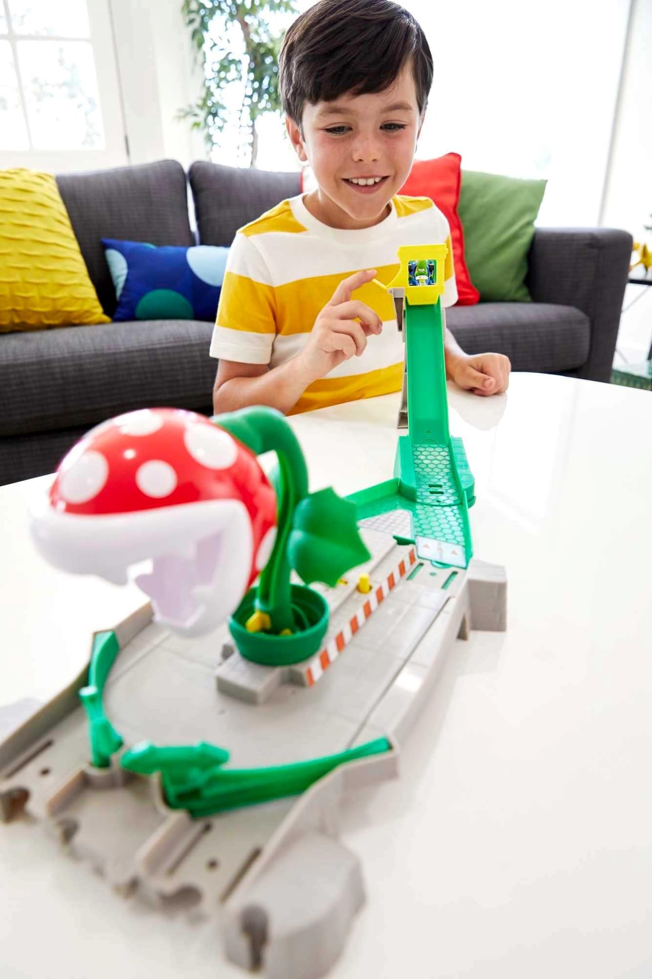 Hot Wheels Mario Kart Thwomp Ruins image highlights sturdy track challenges for mini racers.