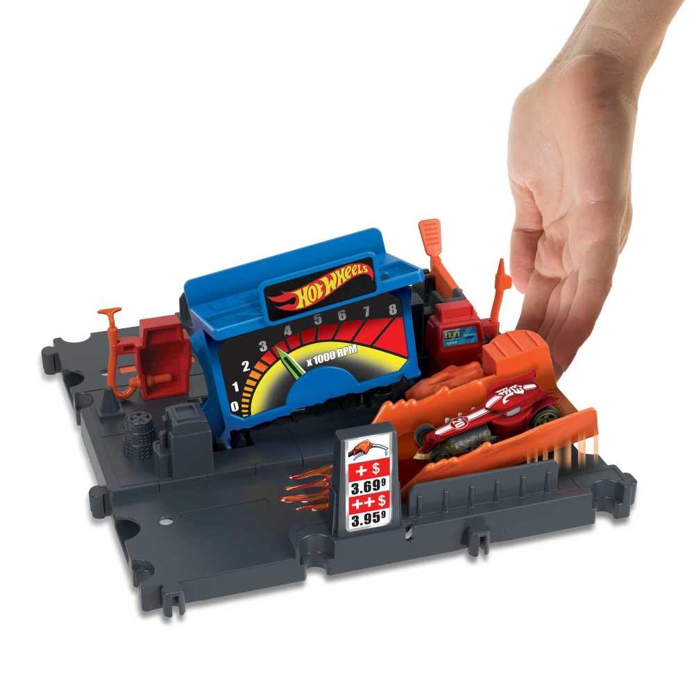 Hot Wheels mini vehicle on track boosts storytelling during playtime