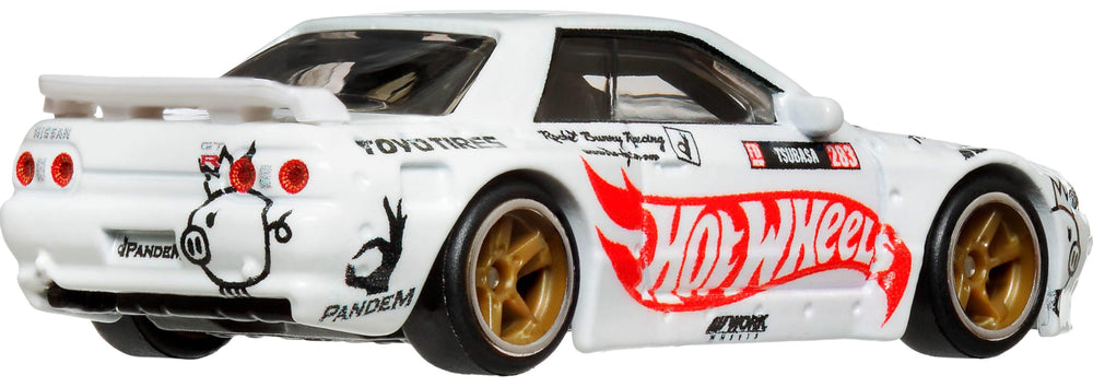 Hot Wheels Nissan Skyline GT-R R32 Pandem metal body close-up highlights premium finish.