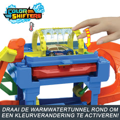 Hot Wheels Tunl Twist Car Wash vacuum area simulates real car-cleaning details