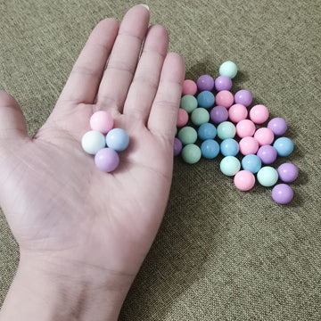 Hotusi 13.5mm acrylic balls designed for reliable play.