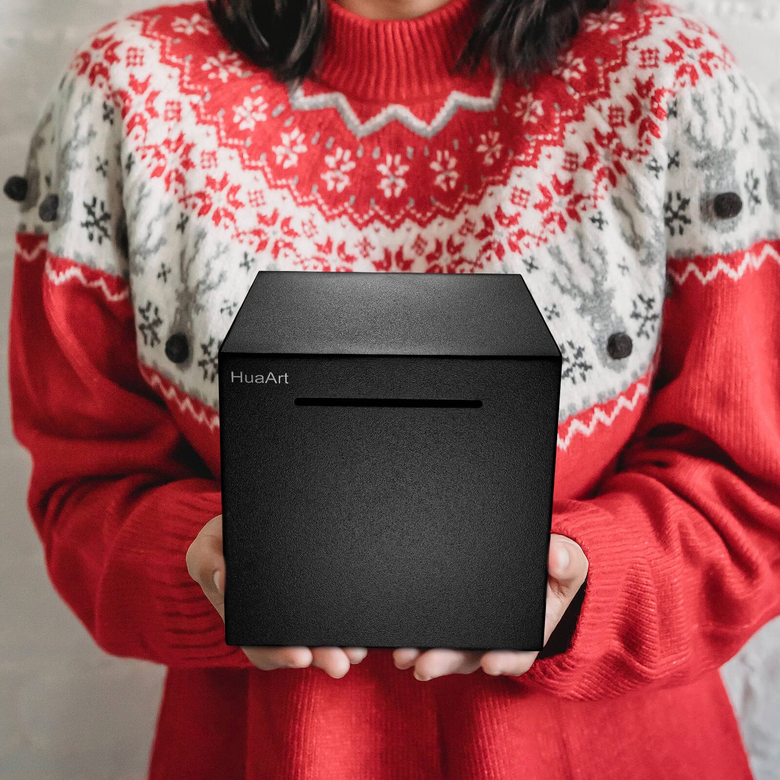 HuaArt fingerprint-resistant surface maintains a clean modern look.