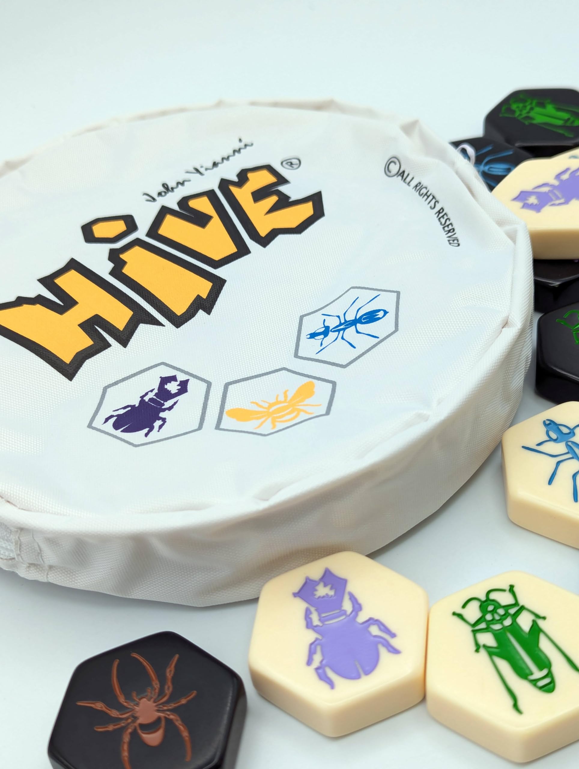 HUCH! Hive game in progress showing the dynamic board-free setup.