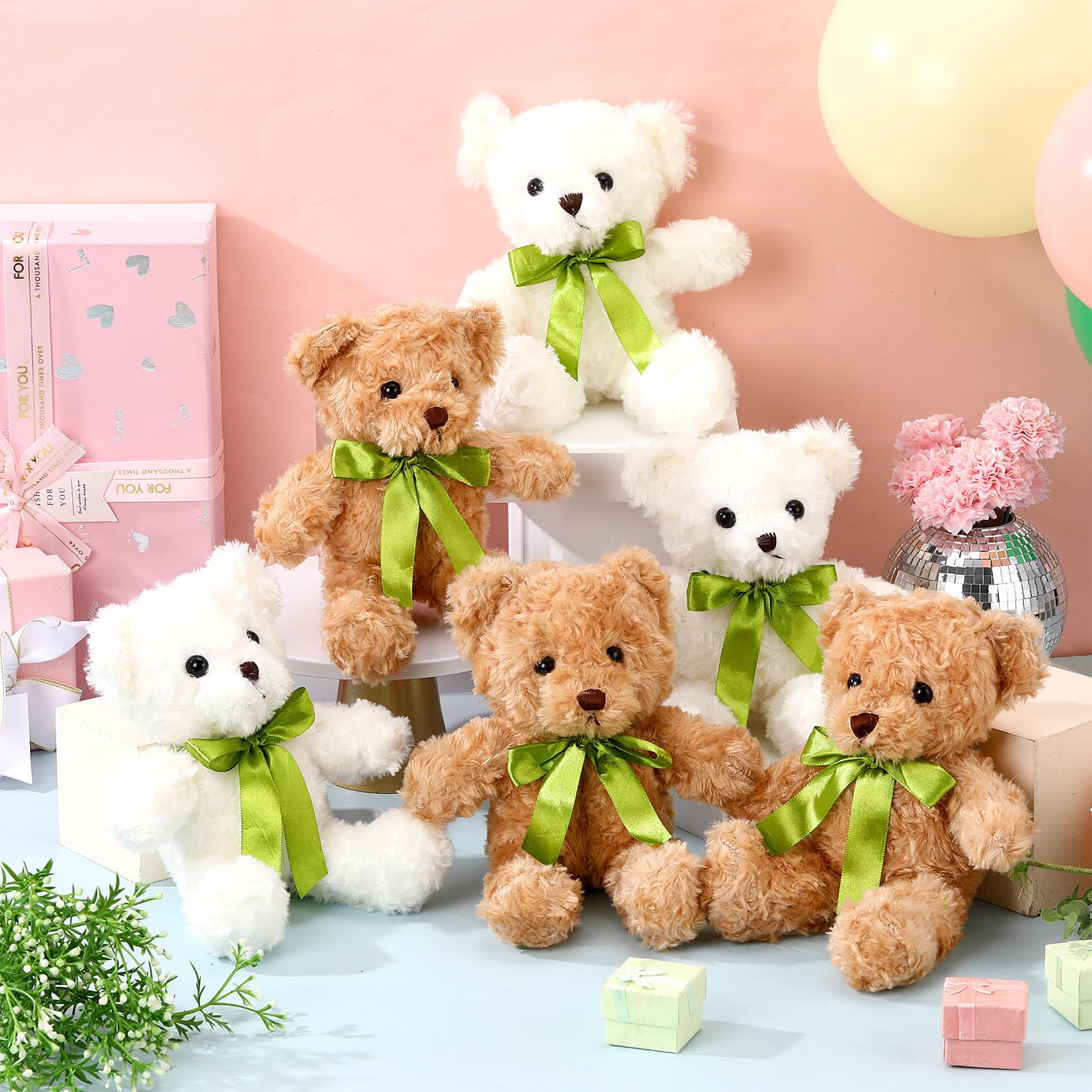 Hungdao plush bear with green bow detail enhances gift presentation.