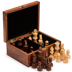 Husaria Staunton No.5 chess pieces close-up highlighting craftsmanship and durable design.