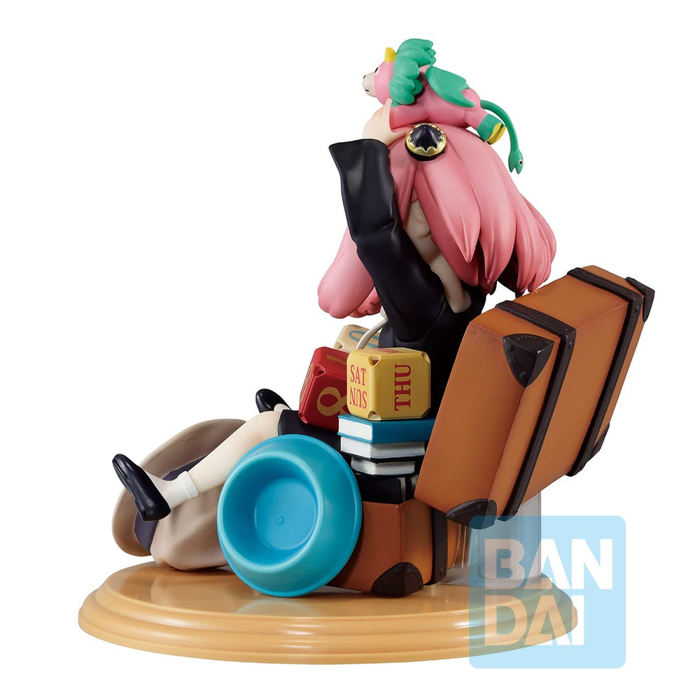 Ichibansho Spy x Family display piece pairs with other figures for dioramas.