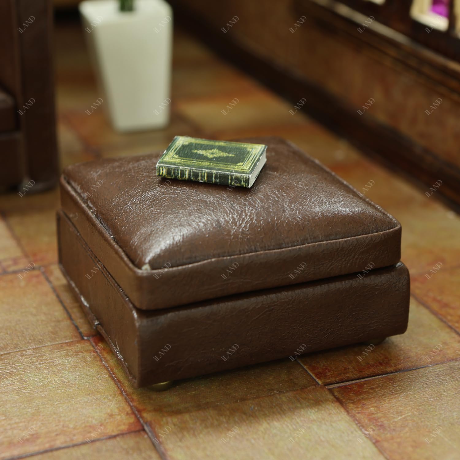 iLAND gift-ready miniature set sparks delight for collectors and DIY planners.