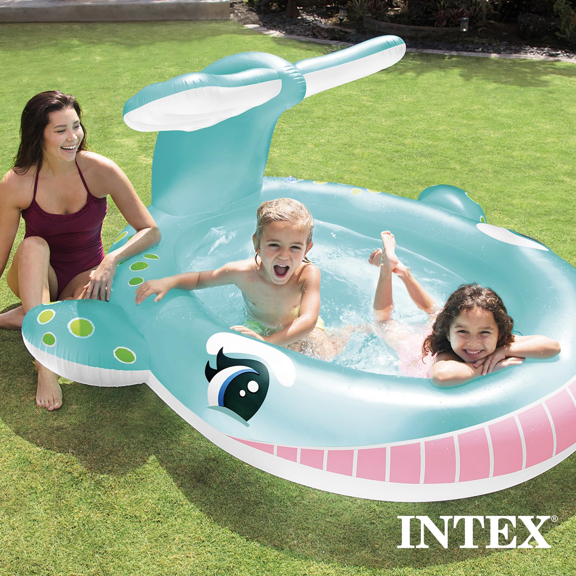 Intex 57440EP built-in sprayer cools kids during water fun.