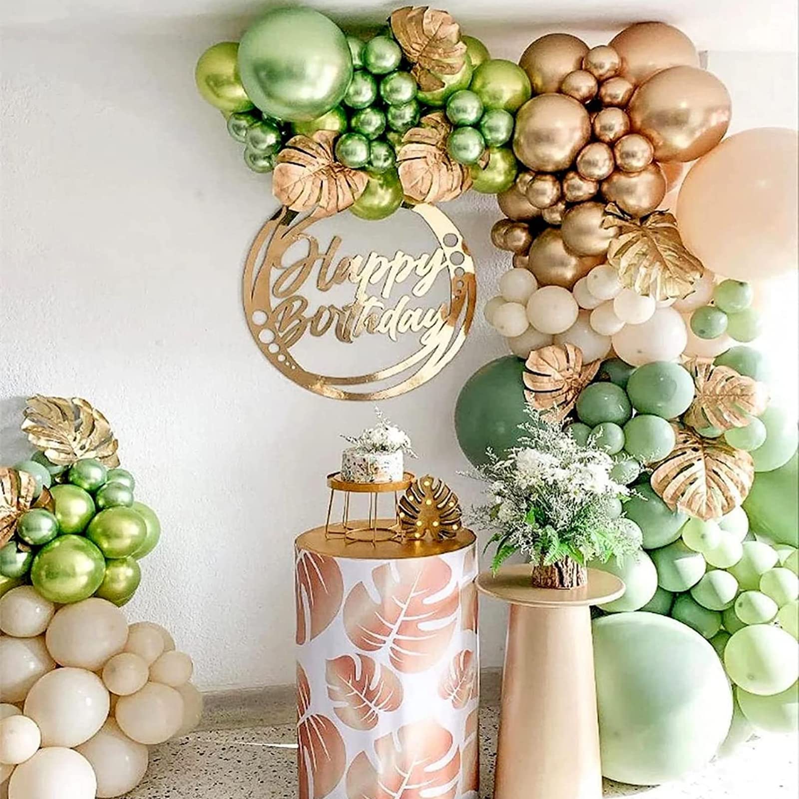 Isndare metallic gold 10-inch balloons add luxe accents to any design.