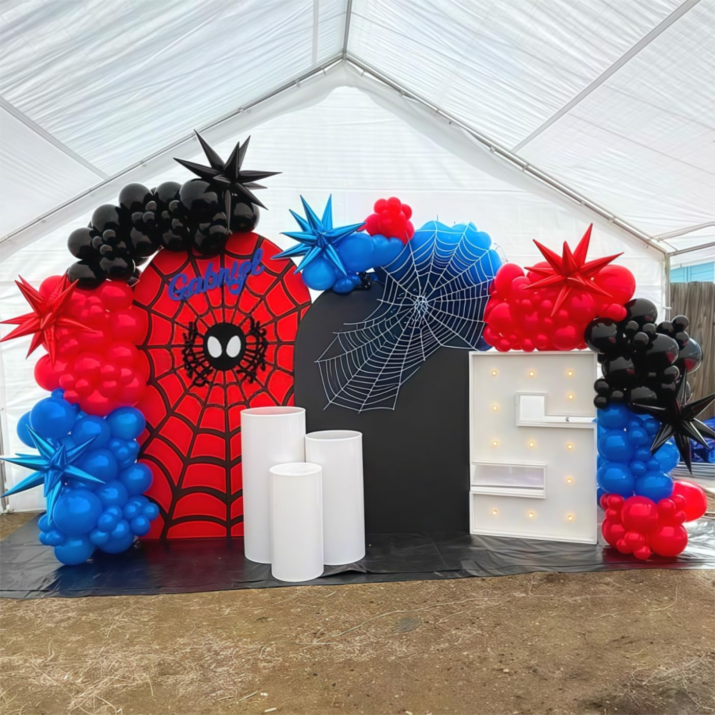 Isndare party setup idea showing a spider-theme arrangement.