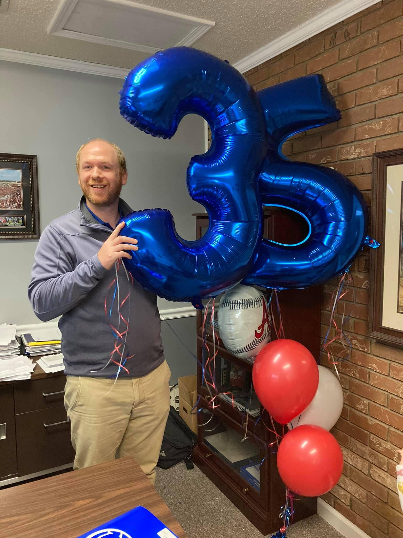IWERP 40-inch blue number balloon adds elegant party ambiance.