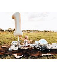 IWERP 40-inch cream balloon creates a focal point for cake-cutting or photo ops.