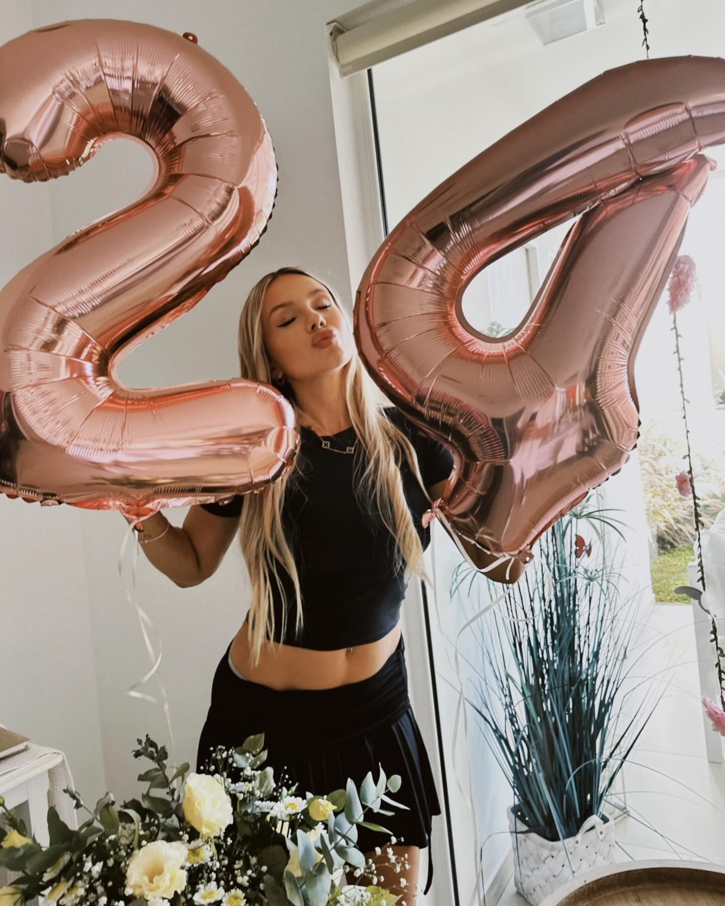 IWERP 40-inch foiled balloon enhances birthday celebrations.