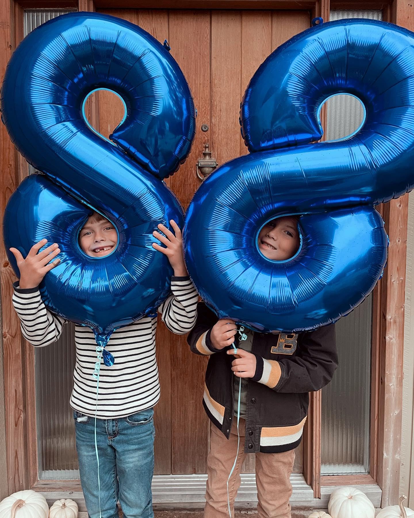 IWERP 80th navy blue number balloon, foil for elegant party styling.
