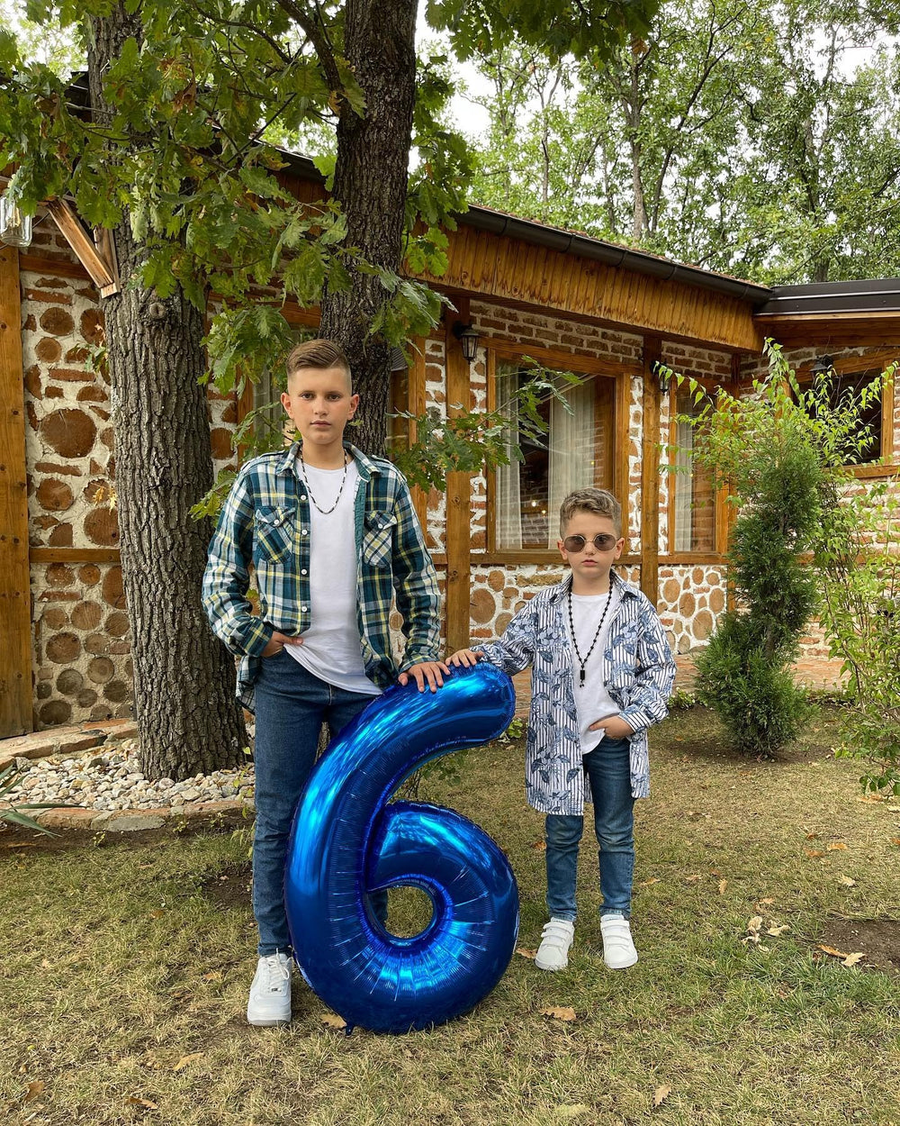 Iwerp navy 9th birthday balloon with self-sealing valve for quick setup
