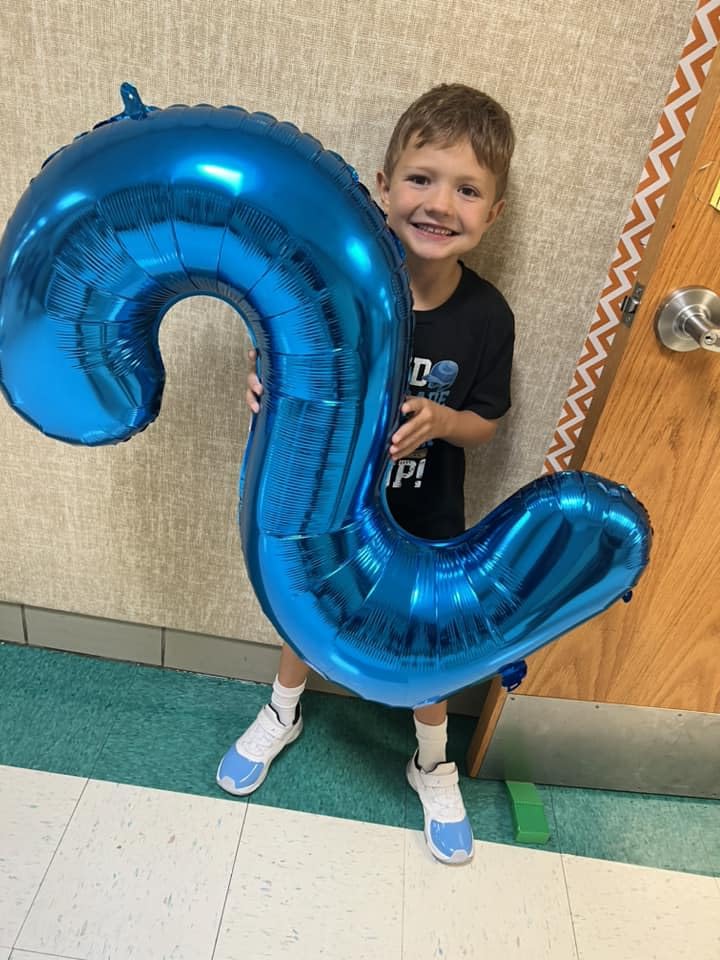 IWERP 10th anniversary balloon offers versatile decoration options and lasting appeal.