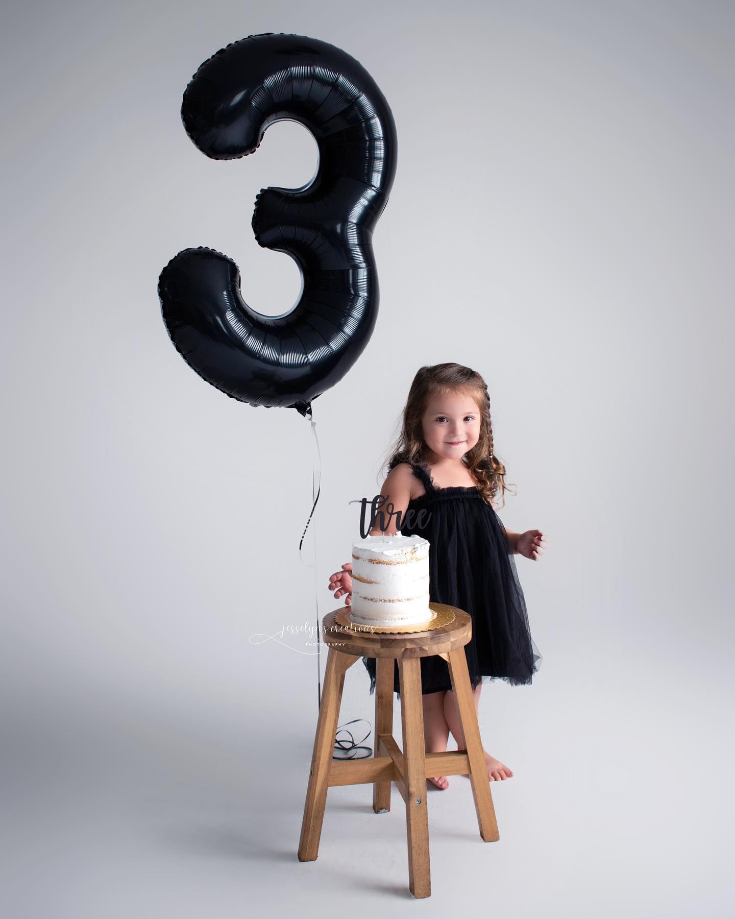 IWERP birthday photo backdrop balloon black 40-inch elevates visual moments.