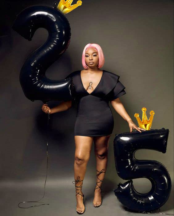 IWERP black and gold 5th birthday balloon adds elegant flair