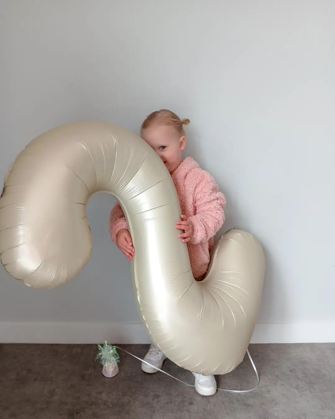 IWERP Cream 0 balloon entrance decoration adds a simple, sophisticated welcome for guests.